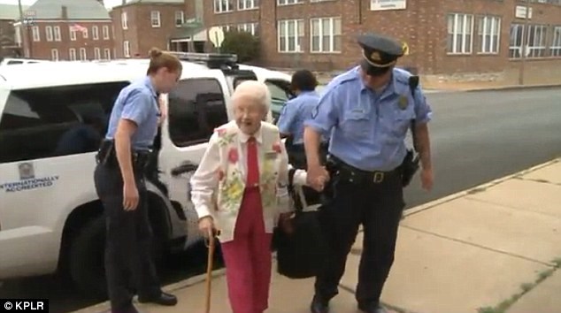  Cảnh sát 'áp giải' cụ bà 102 tuổi. (Nguồn: KPLR)