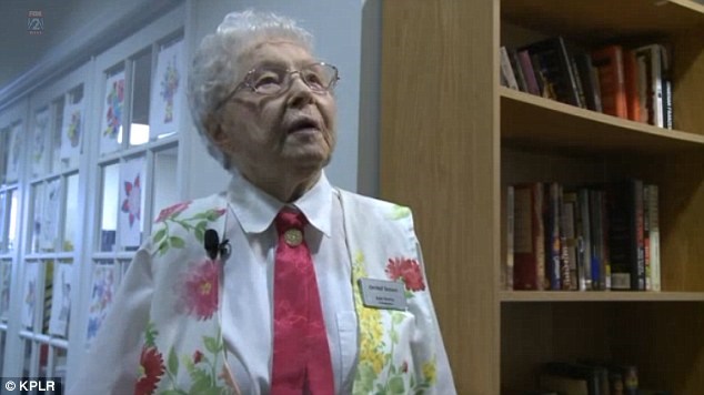 Cụ bà 102 tuổi ao ước được cảnh sát còng tay áp giải về đồn