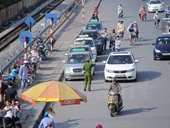 Gần 2 300 xe taxi các tỉnh giáp ranh cố tình chạy chui ở Hà Nội