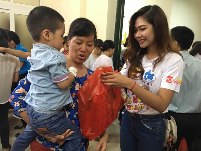 Hoa khôi sinh viên Hà Nội tham gia tặng quà cho các bệnh nhi