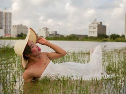 Càng chửi, trò lố càng biến thành tiền