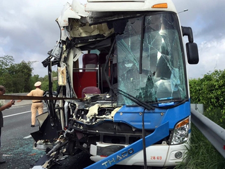 Xe khách đâm container trên cao tốc Long Thành, 5 người gặp nạn