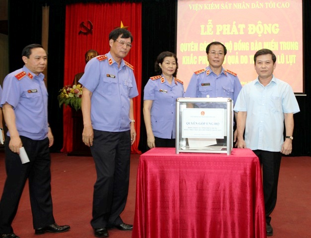 Viện trưởng VKSNDTC Lê Minh Trí cùng các đồng chí Lãnh đạo VKSNDTC quyên góp ủng hộ đồng bào miền Trung