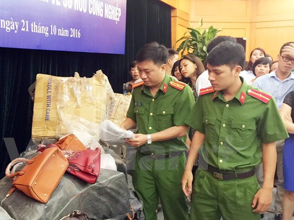 Tiêu hủy gần 2 400 sản phẩm vi phạm về sở hữu công nghiệp