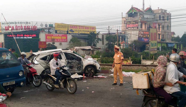  Chiếc ô tô màu trắng bị tông nát bét.