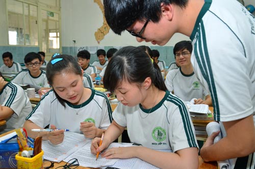 Học sinh trong giờ ôn tập môn lịch sử Ảnh: TẤN THẠNH