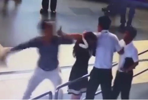 Sa thải cán bộ thanh tra túm áo nhân viên hàng không