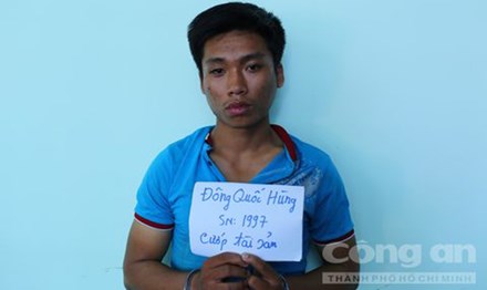 Cướp giật dây chuyền, chống trả công an