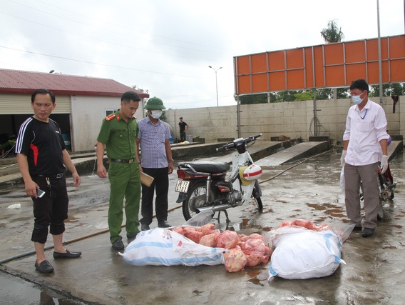 Bắt 2 tạ thịt gà bốc mùi hôi thối