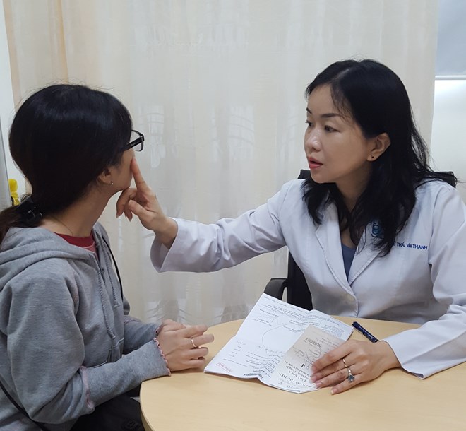  BS Vân Thanh đang tư vấn chăm sóc da cho một bệnh nhân