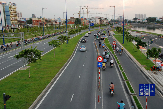  Nhiều công trình hạ tầng được xây dựng từ vốn vay nước ngoài Ảnh: TẤN THẠNH