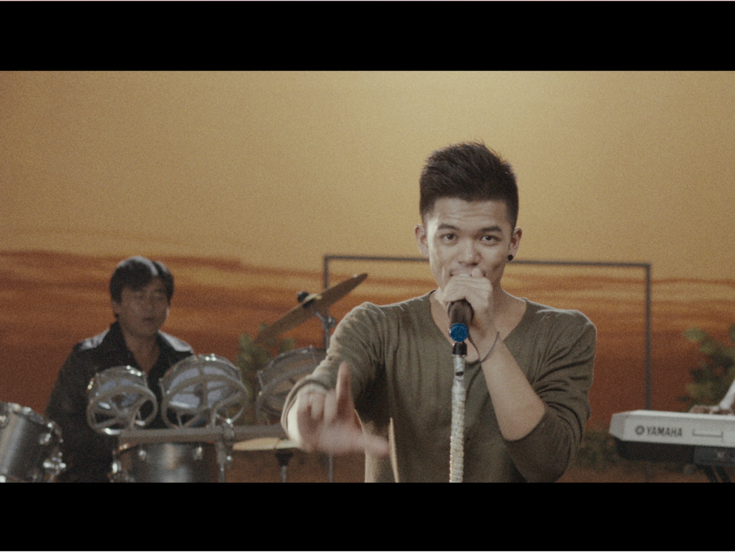 Trọng Hiếu ướt át trong teaser MV nhạc phim Sút