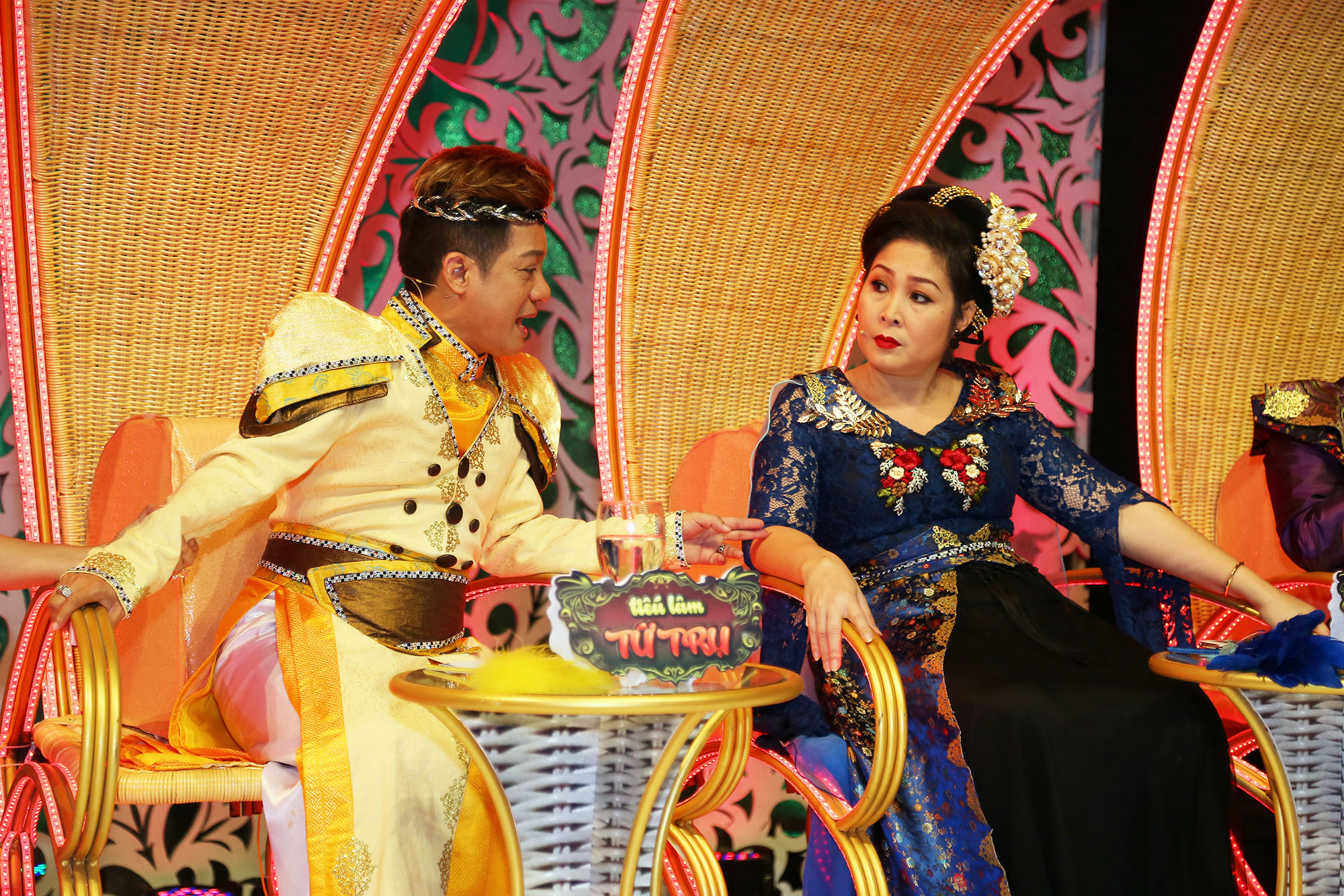 Mặc tình bạn 33 năm, Minh Nhí vẫn chặt chém Hồng Vân