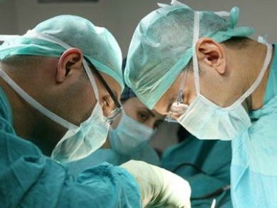 Bác sĩ mổ đẻ làm gãy chân bé sơ sinh