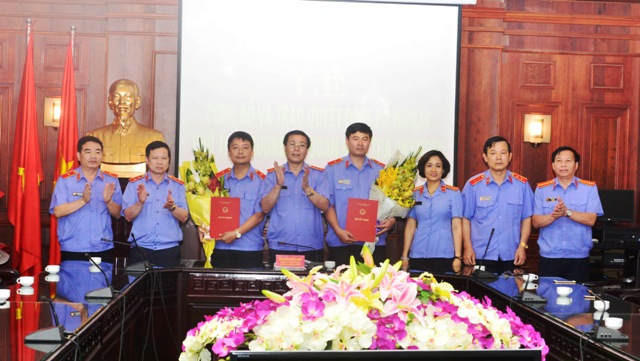 Phó Viện trưởng Thường trực VKSNDTC Nguyễn Hải Phong trao quyết định bổ nhiệm và tặng hoa chúc mừng đồng chí Phạm Thanh Từng và đồng chí Nguyễn Hồng Quân