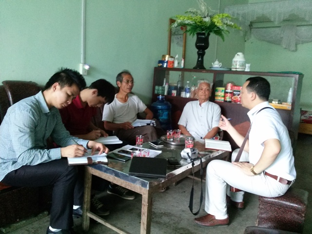 Ông Vũ Xuân Thơm và ông Phùng Xuân Thi ở xóm 2 trao đổi với phóng viên