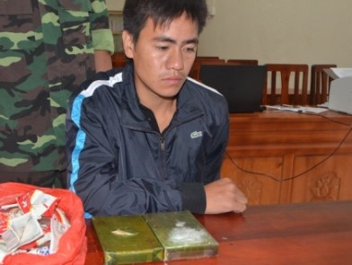 Vận chuyển 2 bánh heroin ngụy trang trong hộp bánh kẹo qua biên giới