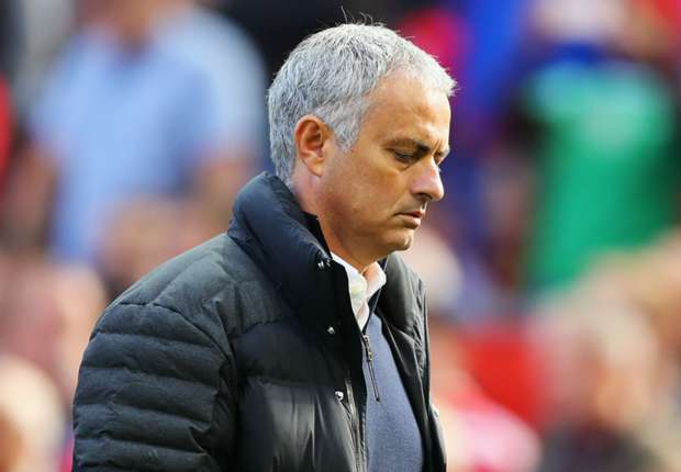  HLV Mourinho bị cấm chỉ đạo 1 trận