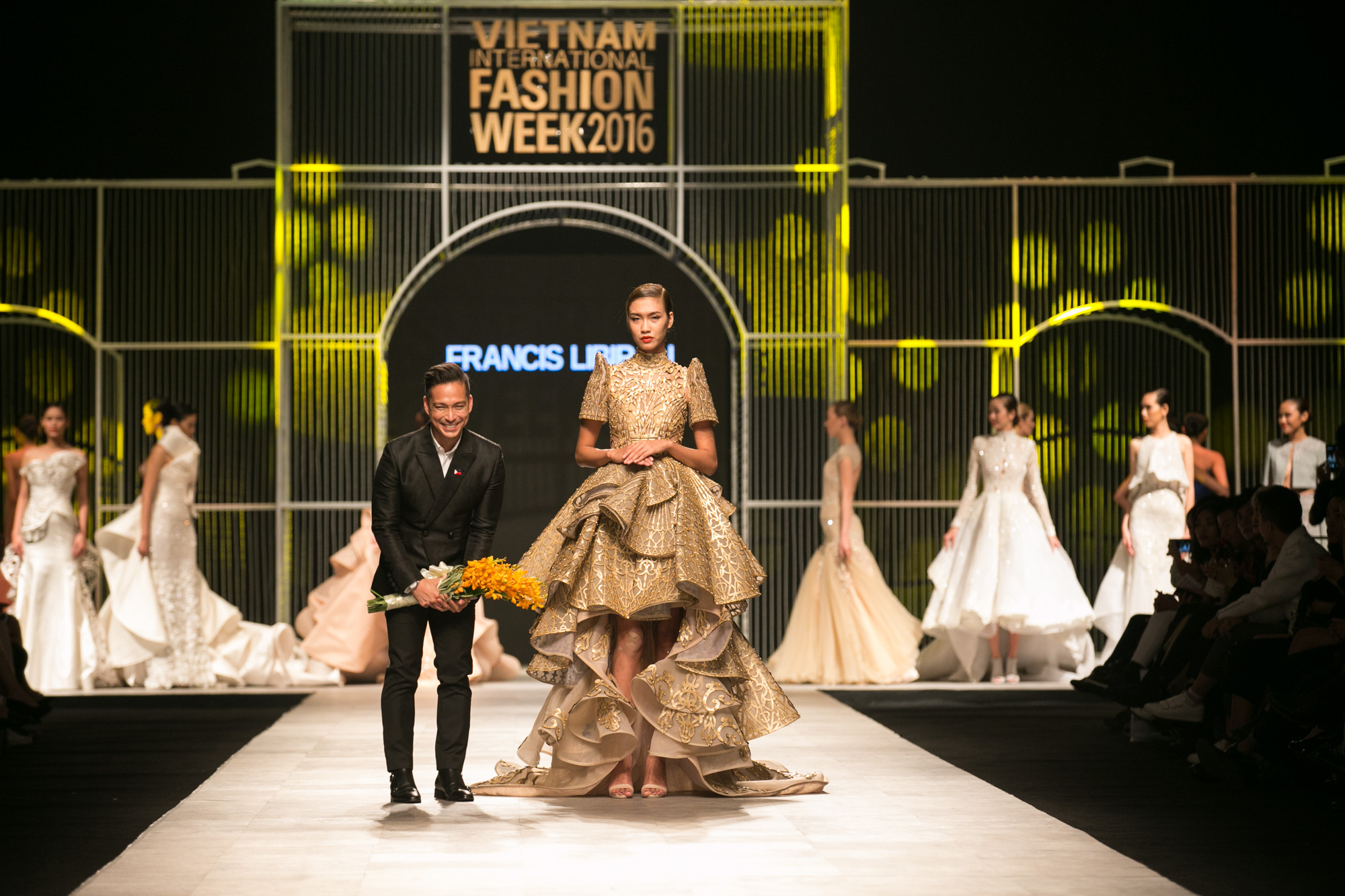 Những bộ váy lỗng lậy đến kiêu sa của Ông trùm thiết kế tại VIFW 2016