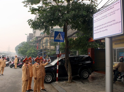 Hà Nội lắp màn hình led tuyên truyền luật giao thông