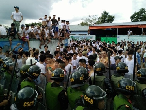 Dùng hơi cay, xe cứu hỏa trấn áp học viên cai nghiện trốn trại