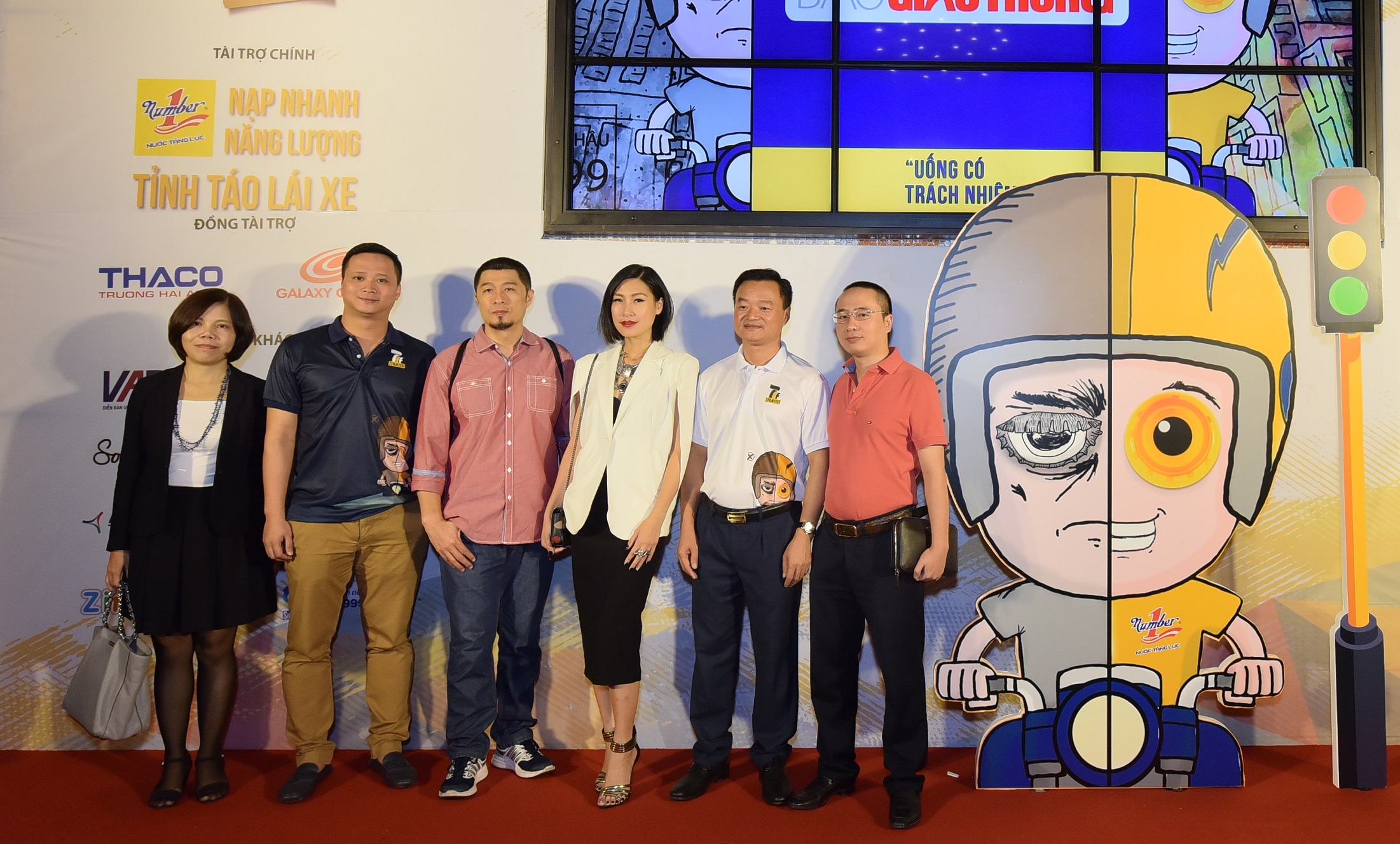 Các thành viên trong BTC cuộc thi 7 Film Fest 2016 chụp hình lưu niệm