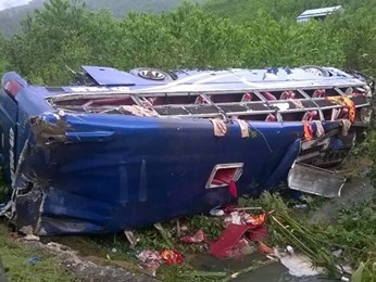 Lật xe khách ở Quảng Nam, gần 20 người thương vong