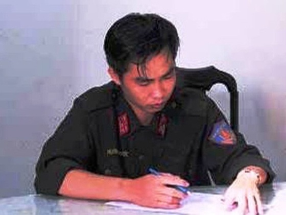 Thượng uý cảnh sát cơ động rởm, chặn người giữa đường để chiếm đoạt tài sản