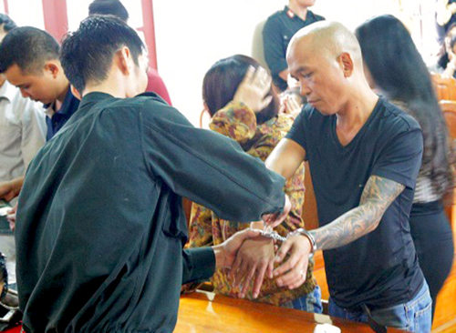 Trinh sát dầm mình 9 tiếng mưa rét phá sới bạc trong rừng