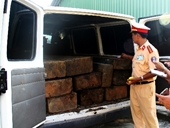 Ngụy trang thành xe đưa tang để chở gỗ lậu