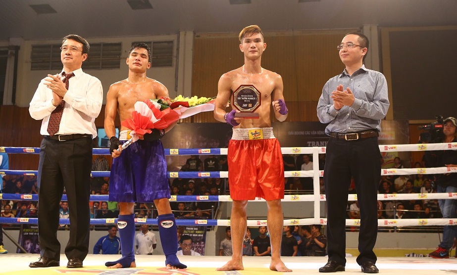 Ông Nguyễn Phan Huy Khôi trao giải thưởng Number 1 cho võ sĩ Nguyễn Quang Huy (đỏ) giành chiến thắng trong trận thách đấu