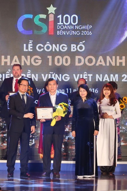 Đại diện FrieslandCampina Việt Nam nhận bằng khen Doanh nghiệp bền vững 2016