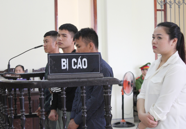  Trần Văn Cường (áo đen đứng giữa) cùng các bị cáo Trì, Đức và Linh tại phiên tòa.