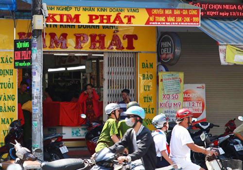 Người đàn ông mang xăng đến tiệm vàng ở Sài Gòn xin 200 triệu