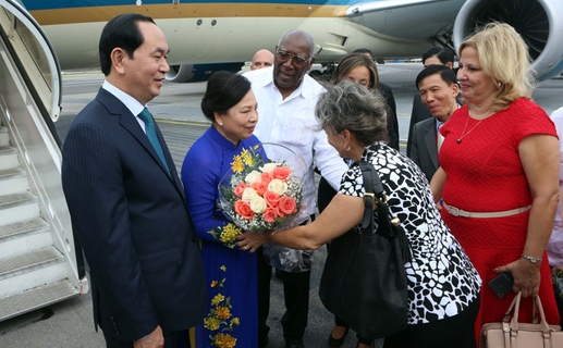 Ông Salvador Valdes, Uỷ viên Bộ Chính trị, Phó Chủ tịch Hội đồng Nhà nước Cuba (người mặc áo trắng) đón Chủ tịch nước Trần Đại Quang và Phu nhân tại sân bay Quốc tế Jose Marti. (Ảnh: TTXVN).