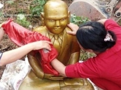 Một pho tượng được phát hiện dưới đầm tôm