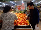 Cà chua cháy hàng, nhiều người vào siêu thị gom ra chợ bán hưởng chênh lệch