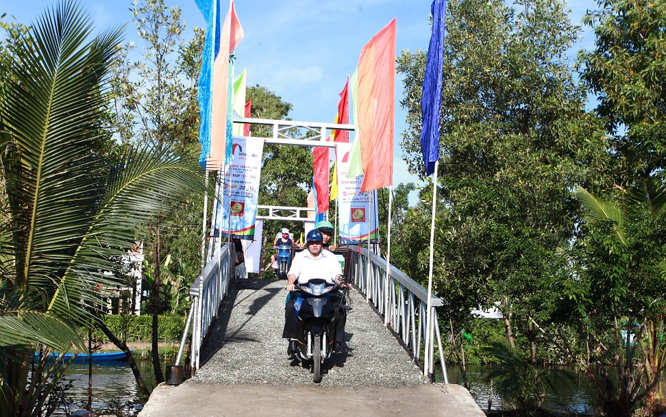 Bà con xã Tân Lộc đi qua chiếc cầu Dr Thanh – Cựa Gà mới khánh thành