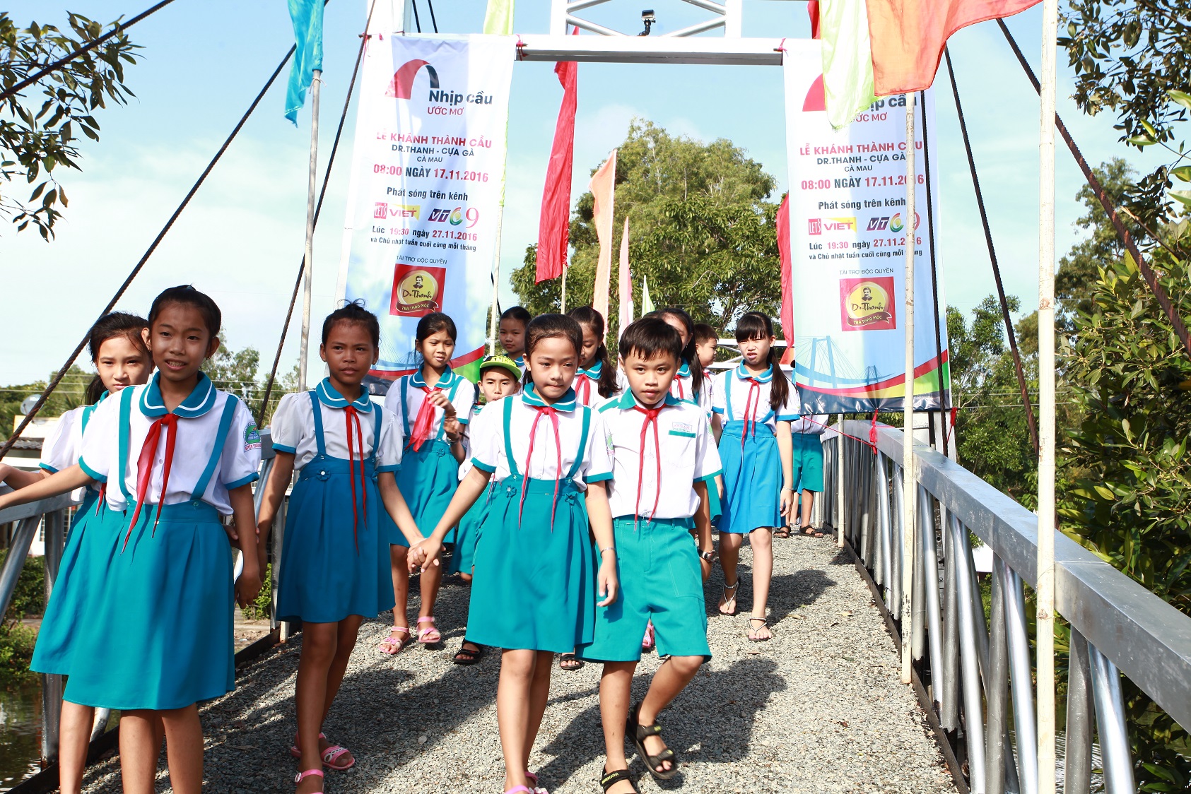 Các em học sinh trường tiểu học Tân Lập tung tăng trên cây cầu thép dây văng
