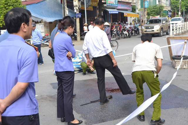  Công an cùng các cơ quan chức năng liên quan tiến hành khám nghiệm hiện trường vụ trọng án (ảnh CTV)