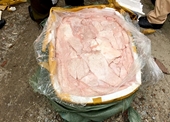 Gần 6 tấn thịt và mỡ thối trong container