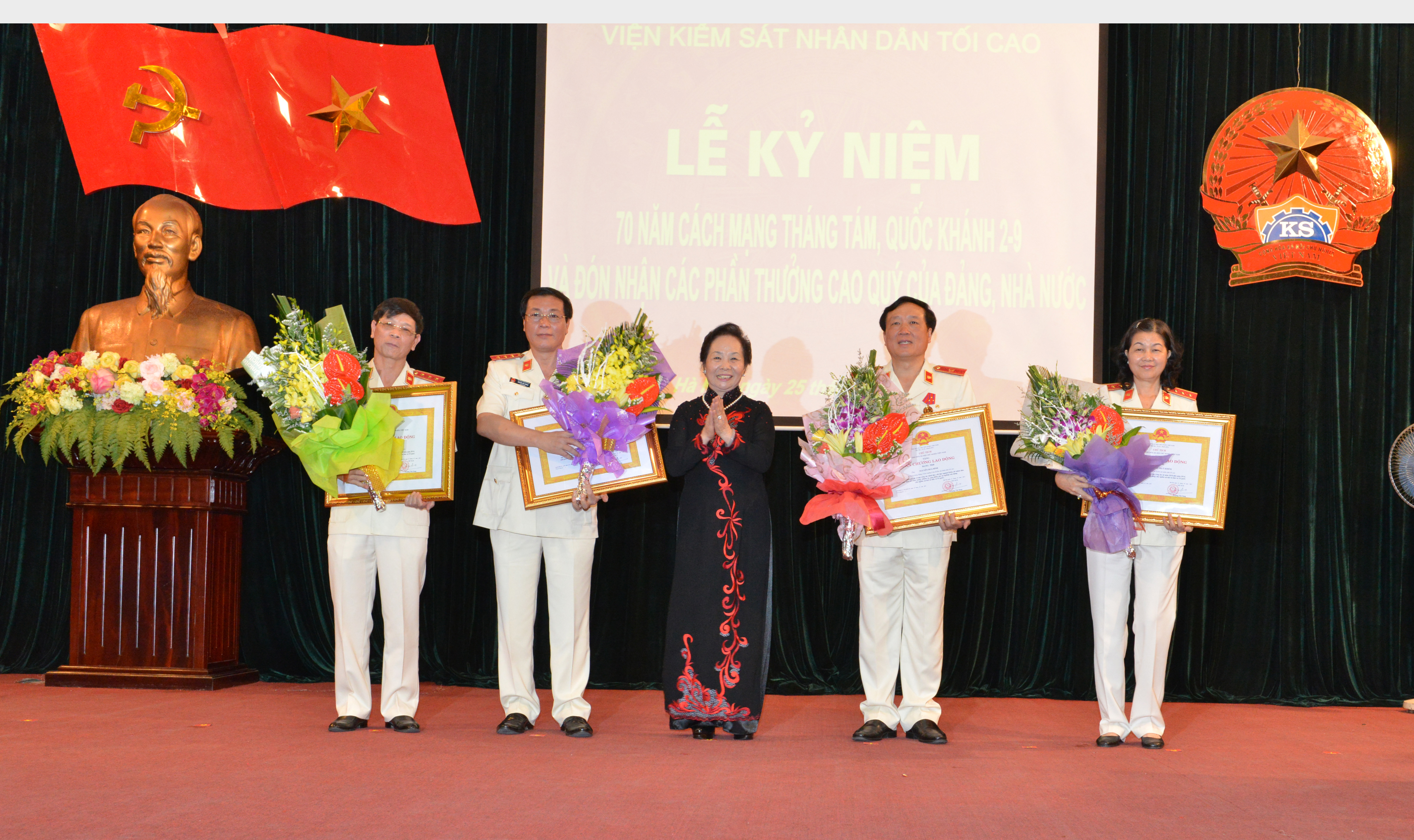 Phó Chủ tịch nước Nguyễn Thị Doan trao tặng Huân chương Lao động cho các cá nhân là lãnh đạo VKSNDTC (ngày 25/8/2015)