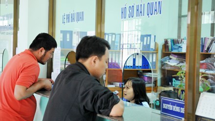  Doanh nghiệp làm thủ tục tại Chi cục hải quan Sóng Thần (Bình Dương). Ảnh: Tuấn Nguyễn