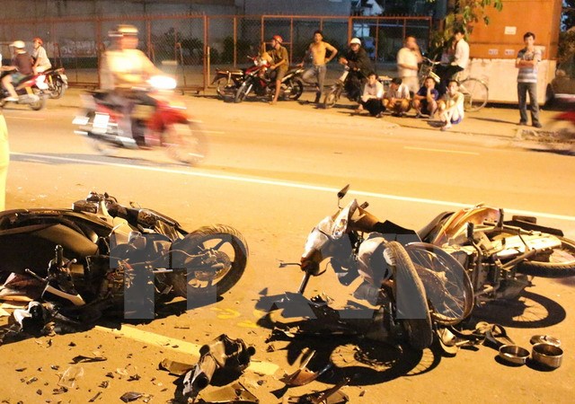  Hiện trường vụ tai nạn làm 2 xe gắn máy nát bét phần đầu. (Ảnh: Nguyễn Văn Việt/TTXVN)