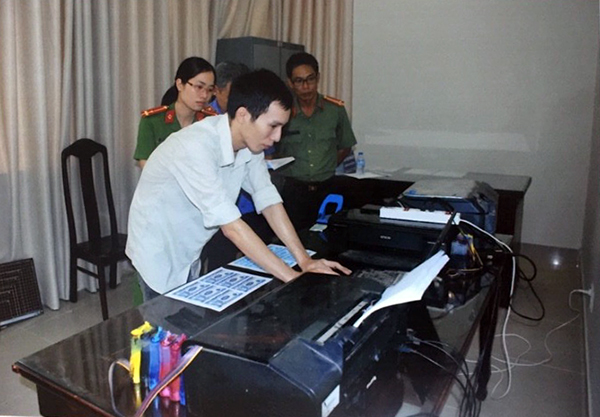 Qua Facebook, bóc gỡ đường dây sản xuất tiền giả