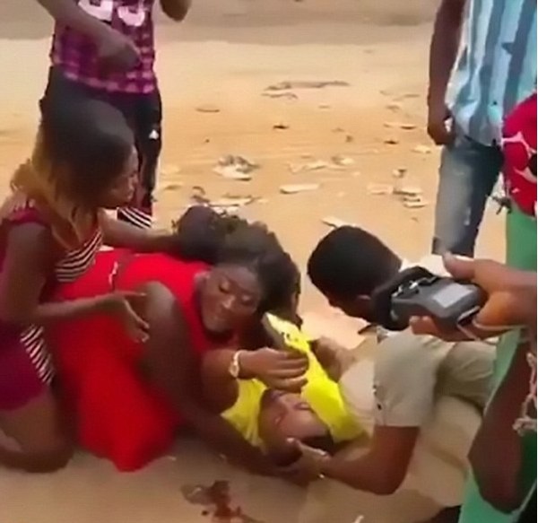 Cầu hôn bạn gái bằng cách  giả chết