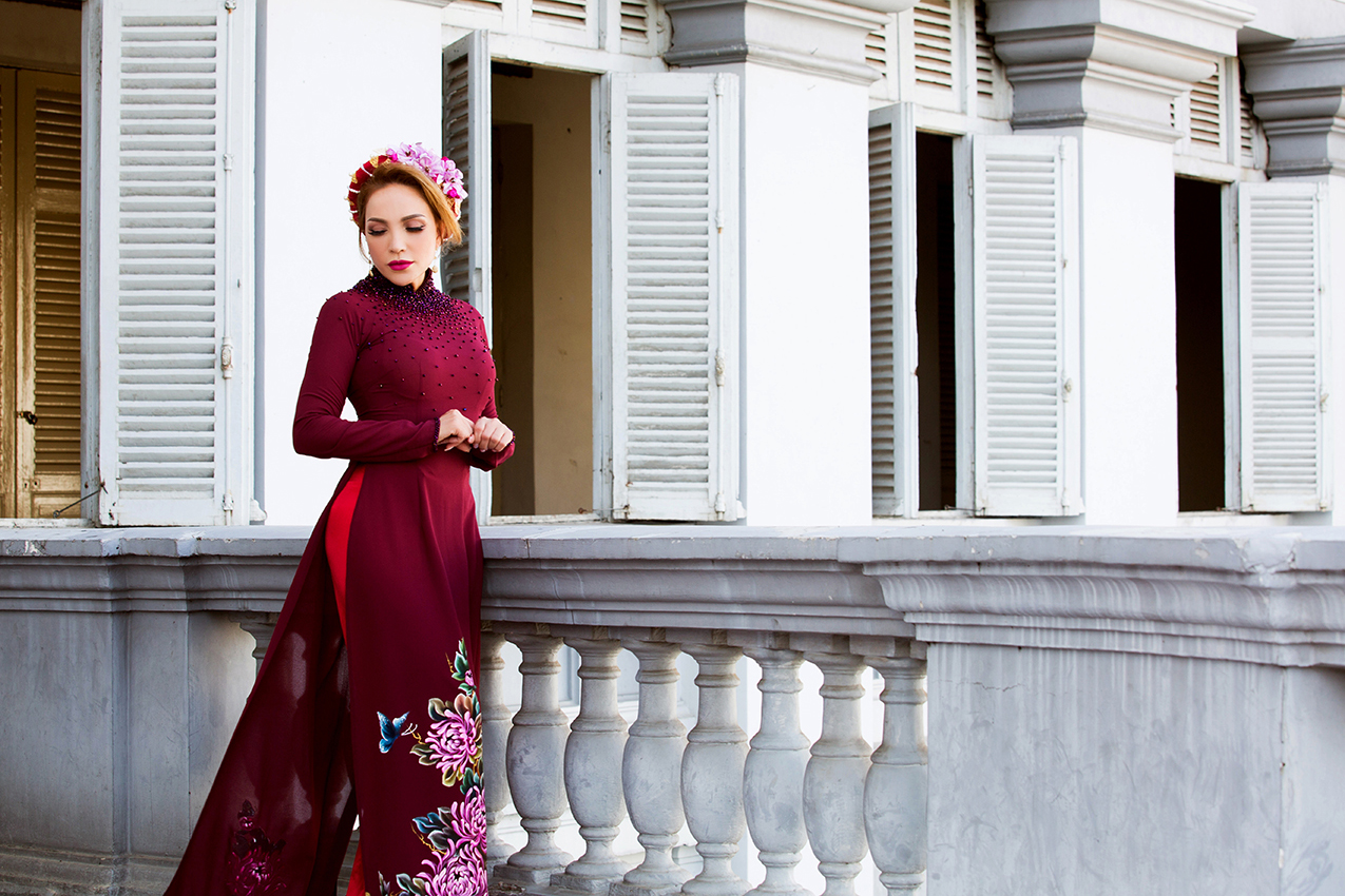 Danh ca Thanh Hà lần đầu mặc áo dài truyền thống