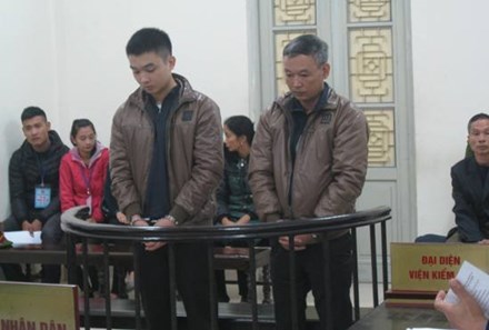 Đâm chết tình địch của con trai ngay tại nhà