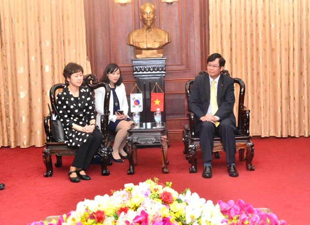 Phó Viện trưởng VKSNDTC Trần Công Phàn tiếp bà Youngjoo Lee, Viện trưởng Học viện Tư pháp Hàn Quốc chi nhánh Yongin