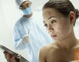 Mặt sưng vù, chảy dịch vì thẩm mỹ cho đúng phong thuỷ